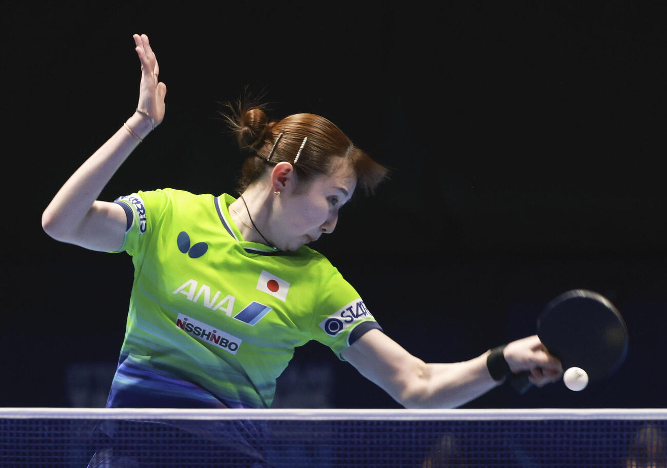 女子準々決勝のウクライナ戦でプレーする早田ひな＝ロンドン（共同）