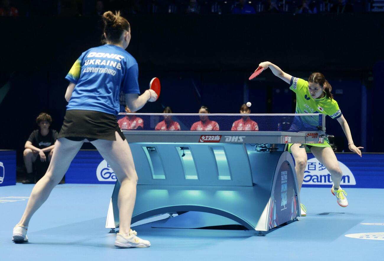 女子準々決勝のウクライナ戦でプレーする橋本帆乃香（奥）＝ロンドン（共同）