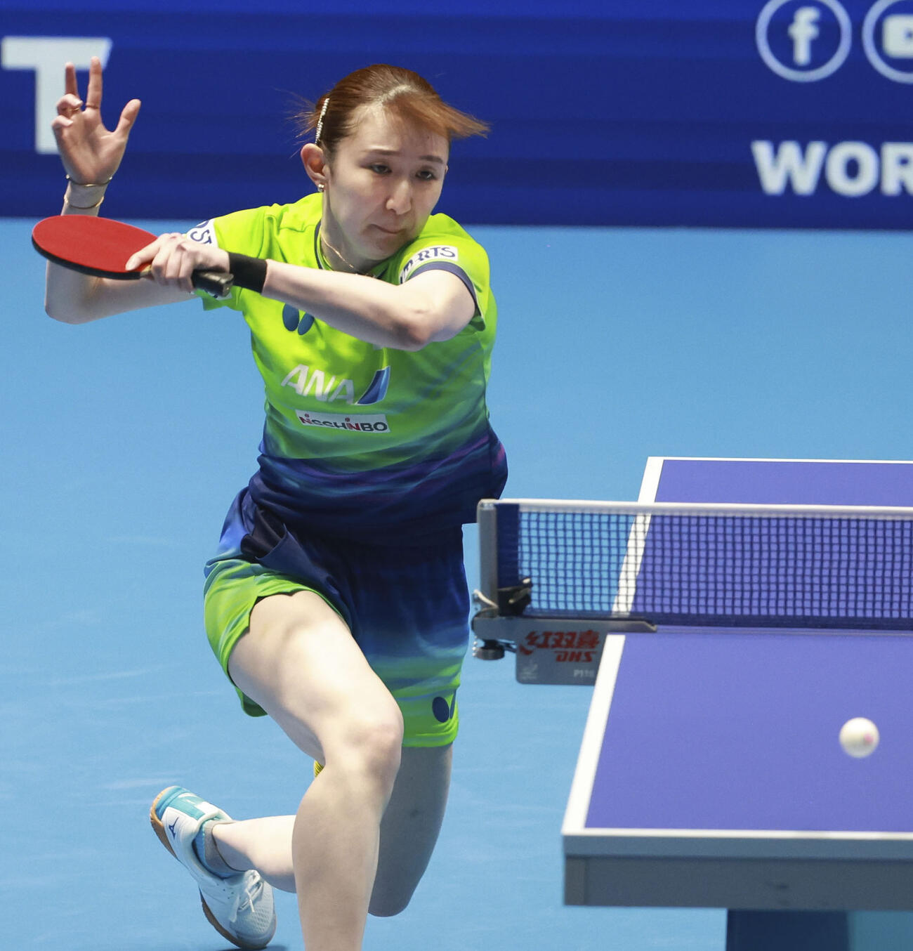 女子準々決勝のウクライナ戦でプレーする早田ひな＝ロンドン（共同）