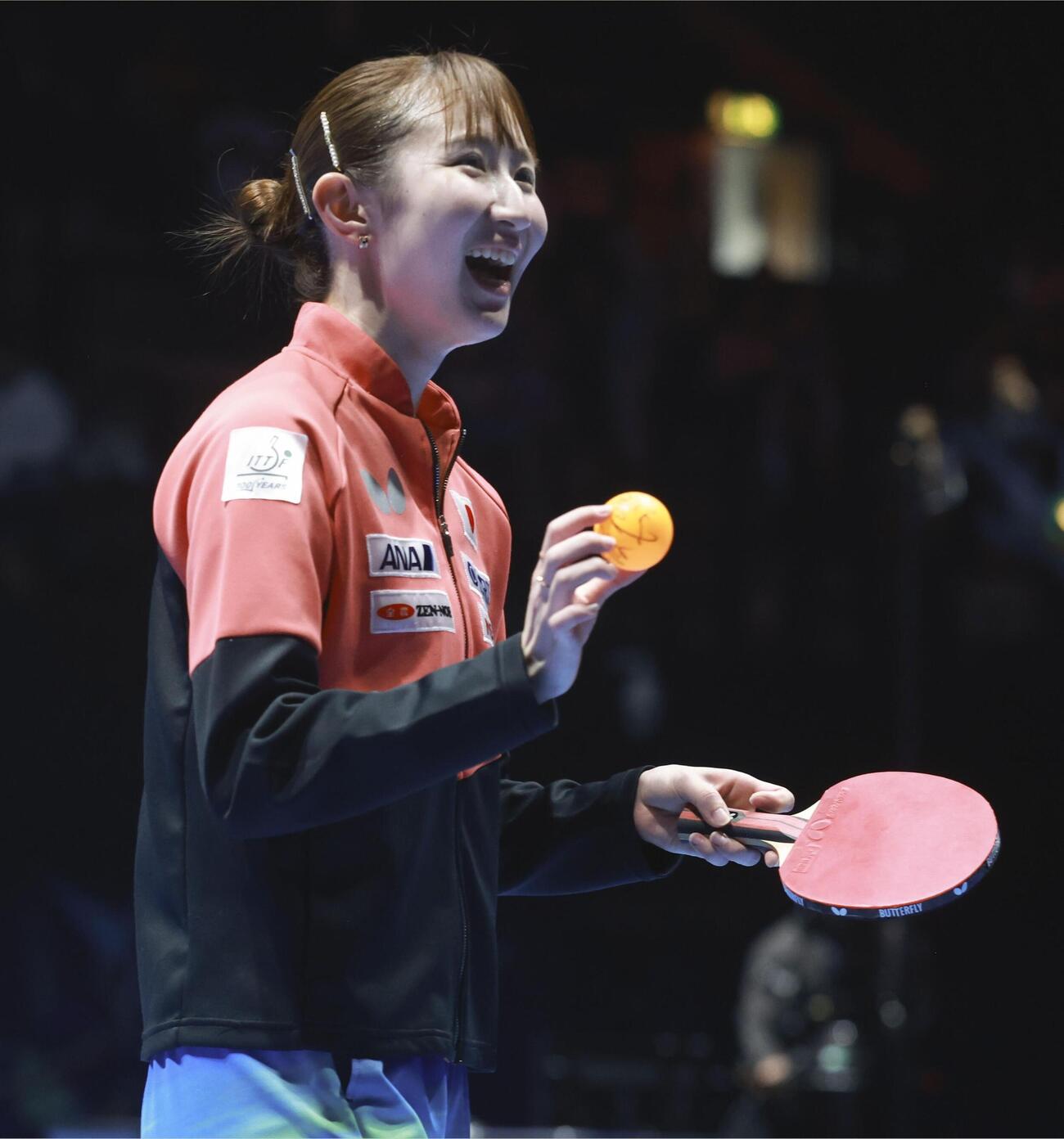 女子準々決勝でウクライナに勝利し喜ぶ早田ひな＝ロンドン（共同）