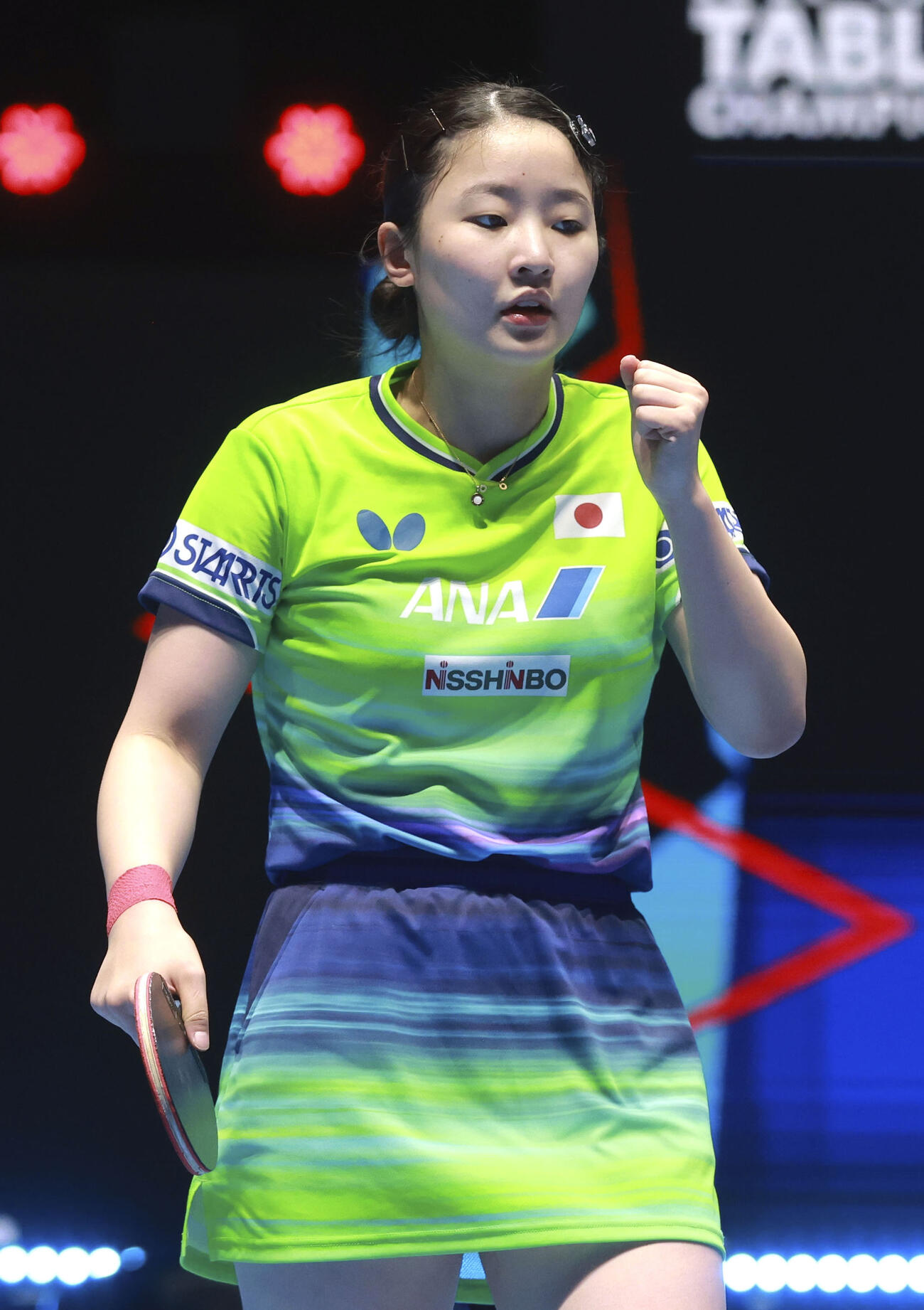 女子準々決勝のウクライナ戦でガッツポーズする張本美和＝ロンドン（共同）