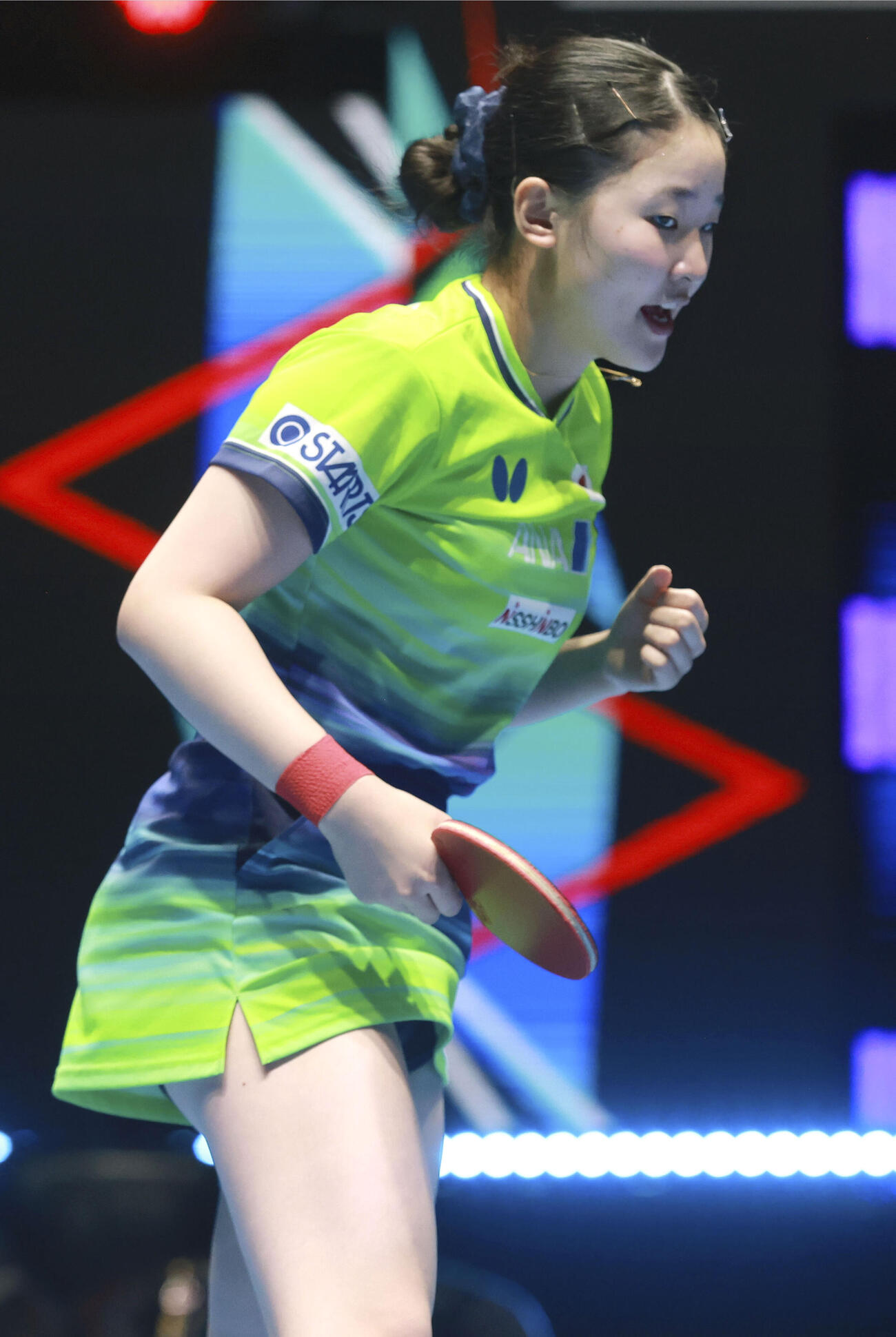 女子準々決勝のウクライナ戦でガッツポーズする張本美和＝ロンドン（共同）