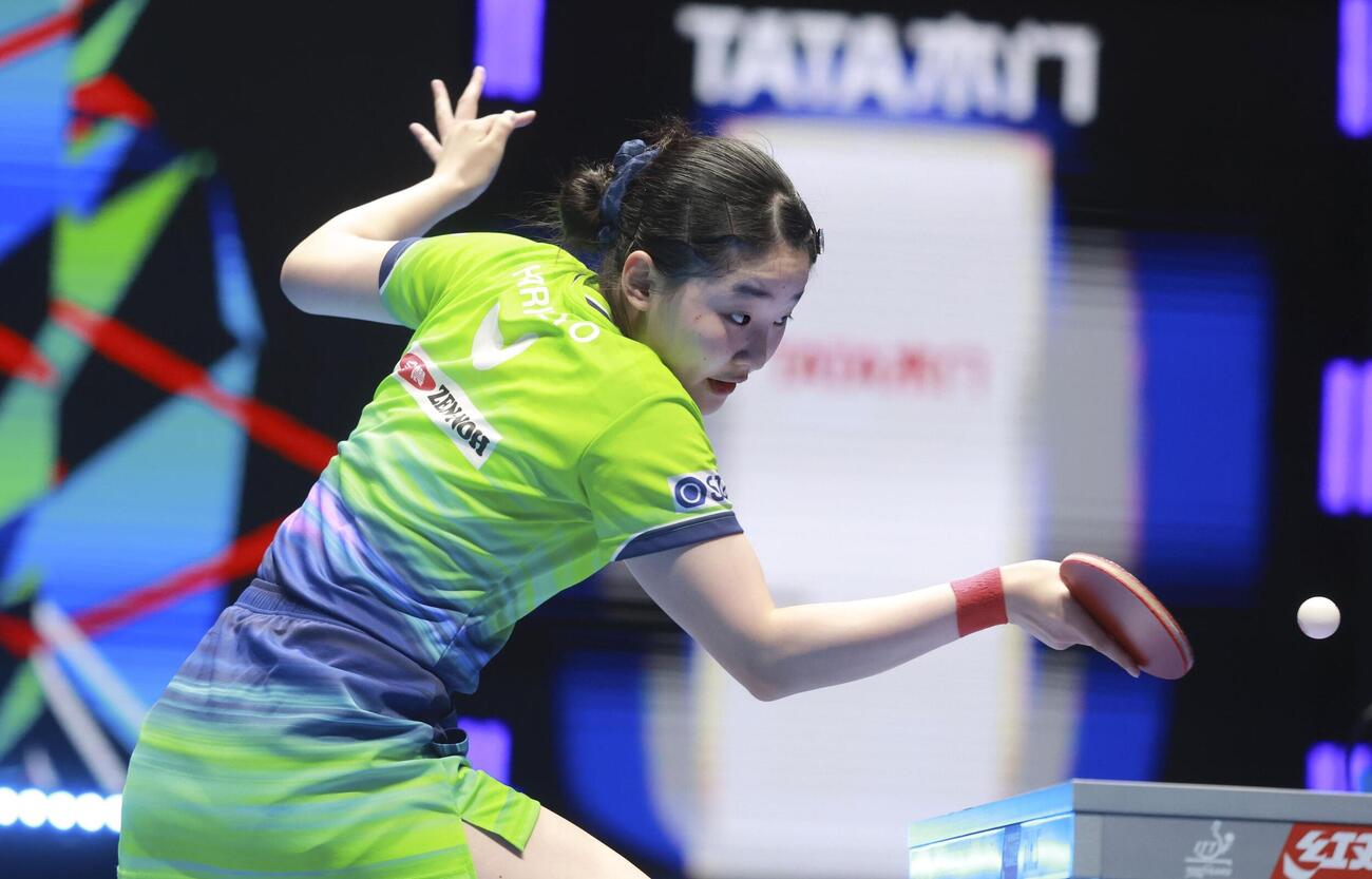 女子準々決勝のウクライナ戦でプレーする張本美和＝ロンドン（共同）