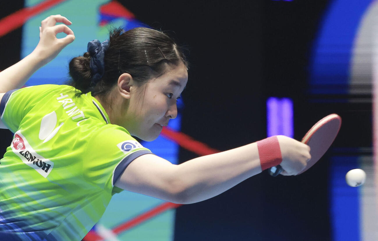 女子準々決勝のウクライナ戦でプレーする張本美和＝ロンドン（共同）