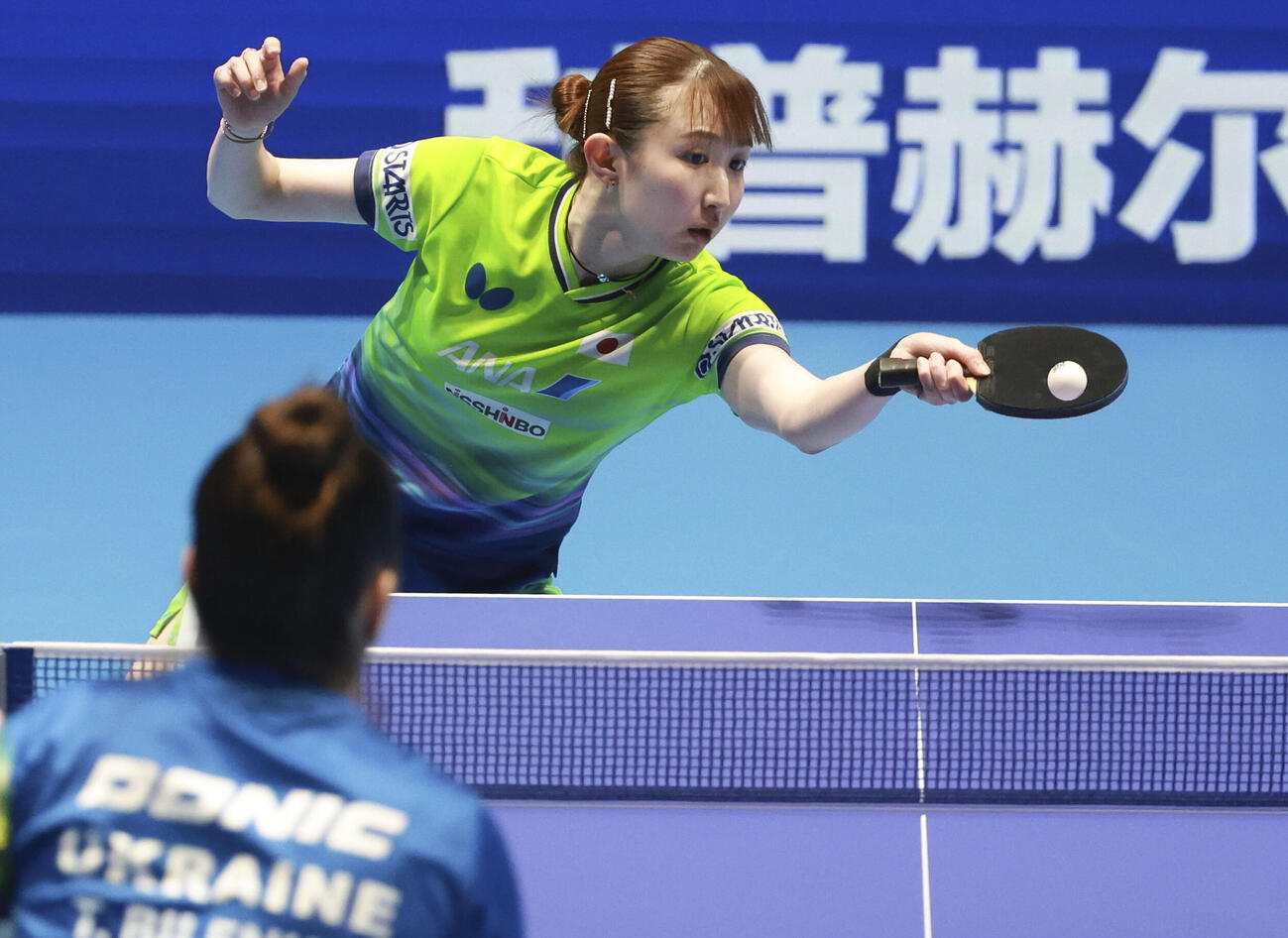 女子準々決勝のウクライナ戦でプレーする早田ひな＝ロンドン（共同）