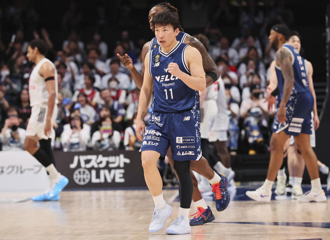 A東京戦で活躍し、拳を握る長崎の熊谷（C）B．LEAGUE（共同）
