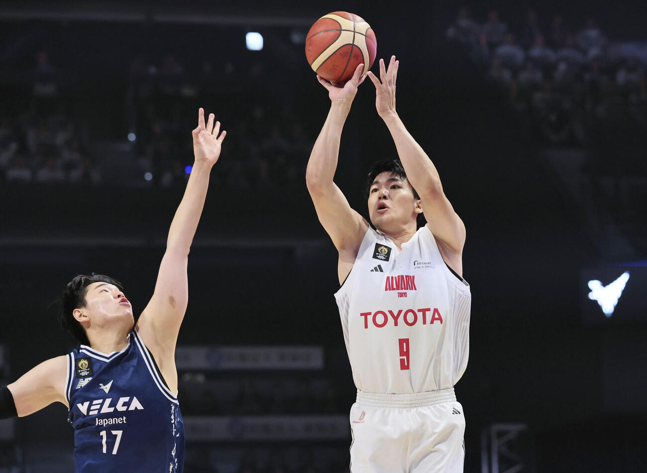 長崎戦でシュートを放つA東京の安藤（右）（C）B．LEAGUE（共同）