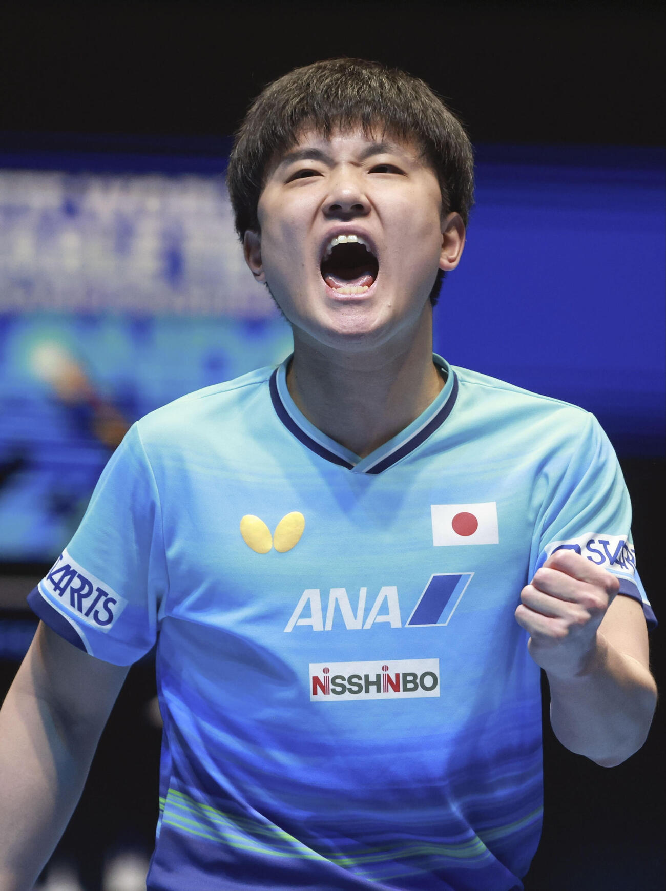 男子準々決勝のドイツ戦でガッツポーズする張本智和＝ロンドン（共同）
