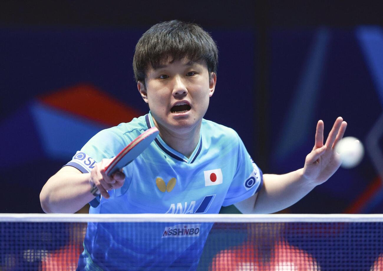 男子準々決勝のドイツ戦でプレーする張本智和＝ロンドン（共同）