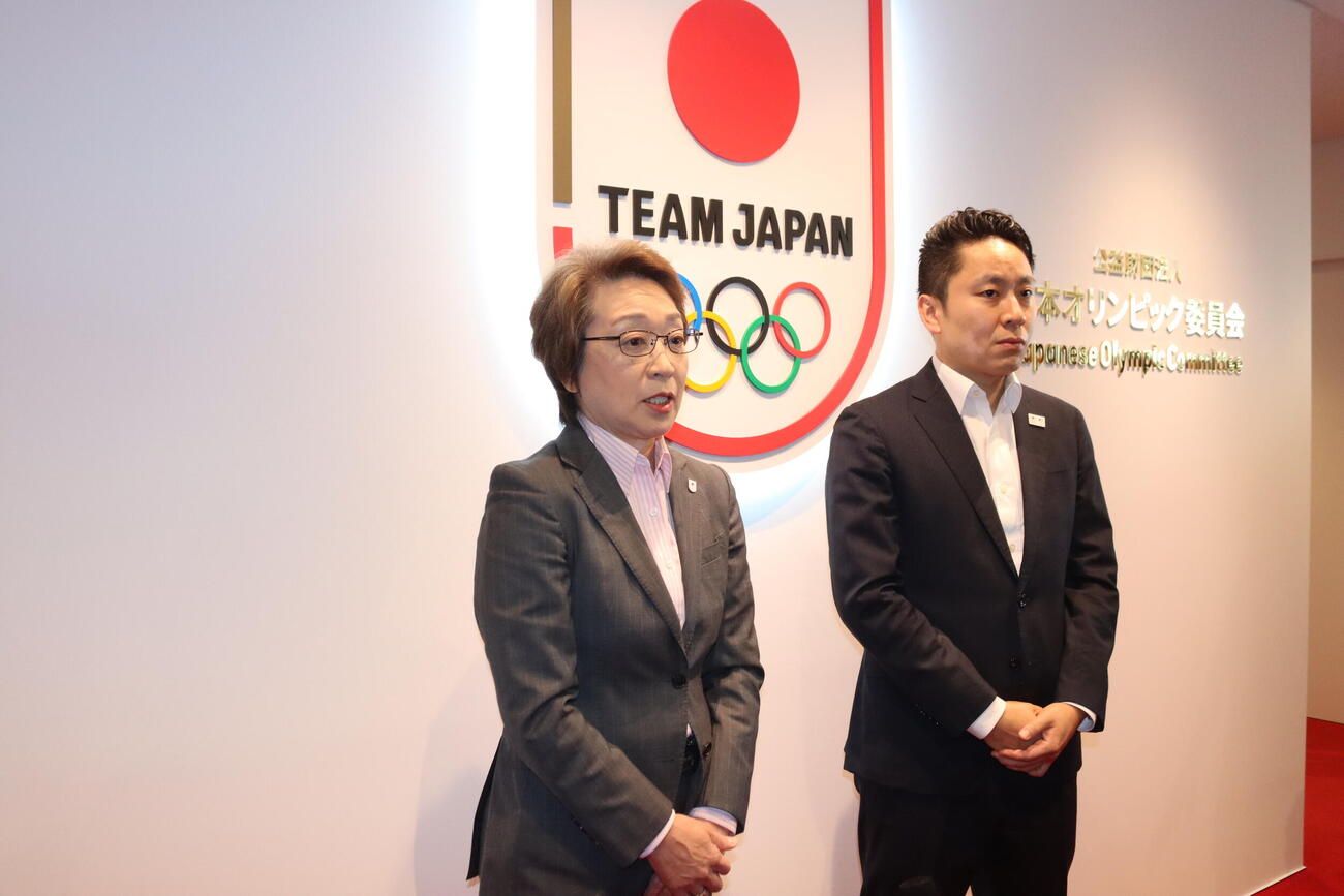 28年ロサンゼルス五輪予選シリーズの東京開催決定を受け、取材に応じるJOC橋本聖子会長（左）と太田雄貴専務理事（撮影・保坂果那）
