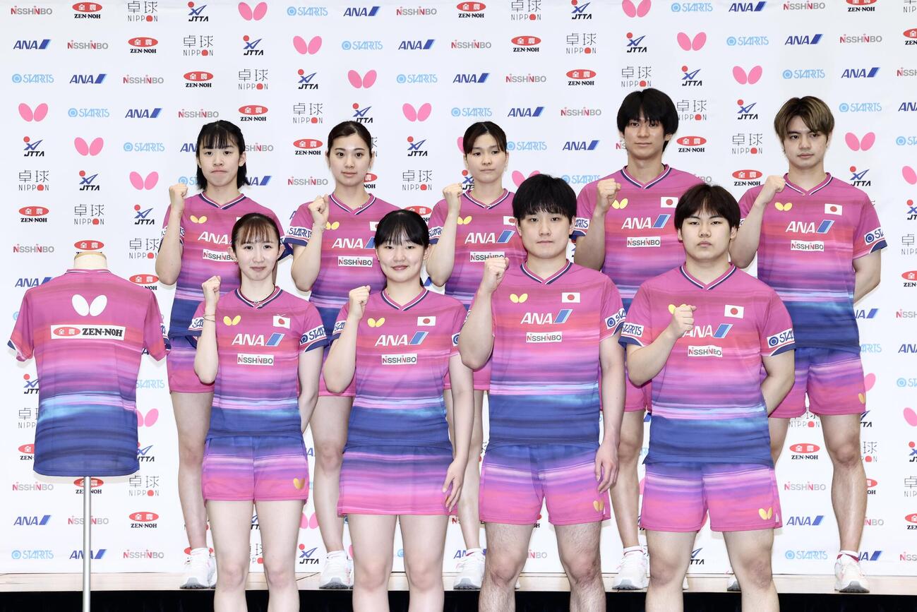 ガッツポーズで写真に納まる、前列左から早田、張本美、張本智、松島、後列左から面手、長崎、橋本、戸上、宇田（2026年4月14日撮影）
