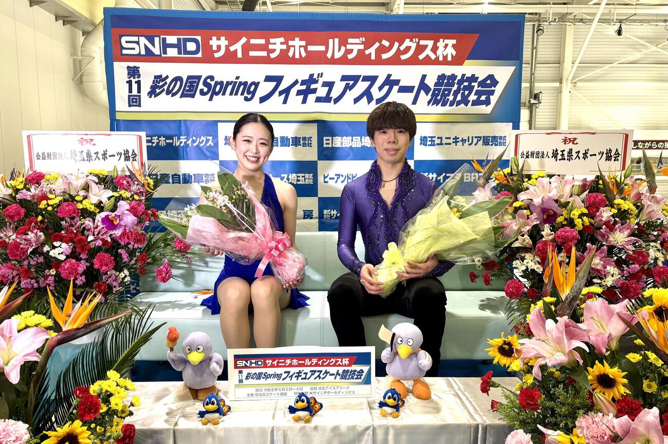 サイニチホールディングス杯のオープニングセレモニーで花束を贈呈された青木祐奈（左）と佐藤駿（埼玉県スポーツ協会提供）