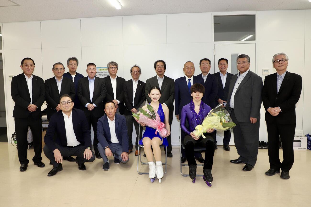 サイニチホールディングス杯のオープニングセレモニーで花束を贈呈された青木祐奈（左）と佐藤駿（埼玉県スポーツ協会提供）