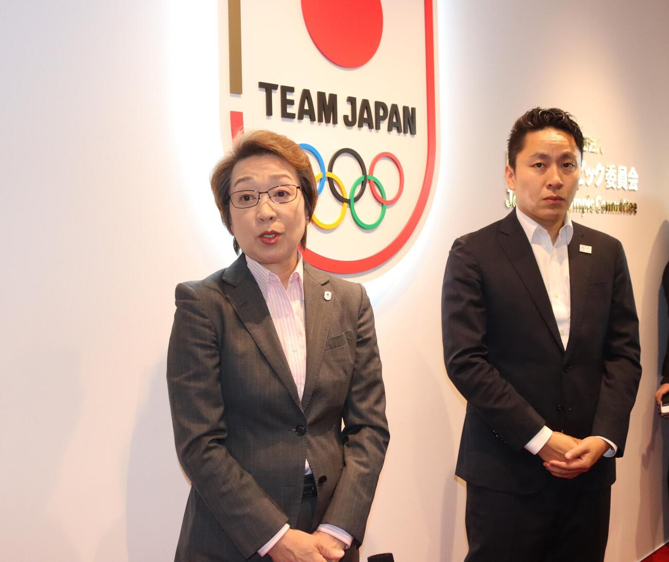 28年ロサンゼルス五輪予選シリーズの東京開催決定を受け、取材に応じるJOC橋本聖子会長（左）と太田雄貴専務理事（撮影・保坂果那）