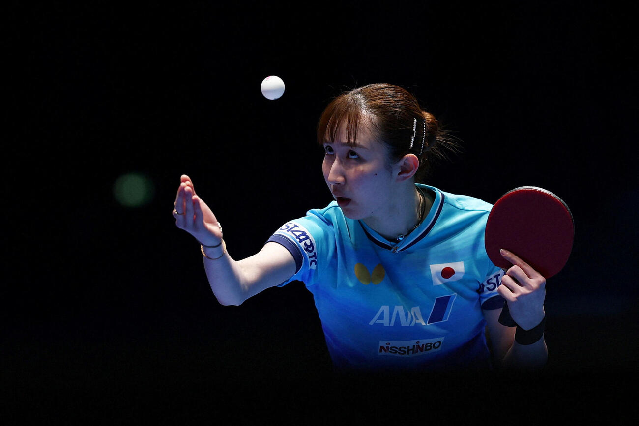 世界選手権団体戦決勝トーナメント2回戦のルクセンブルク戦　サーブ動作に入る早田ひな（ロイター）