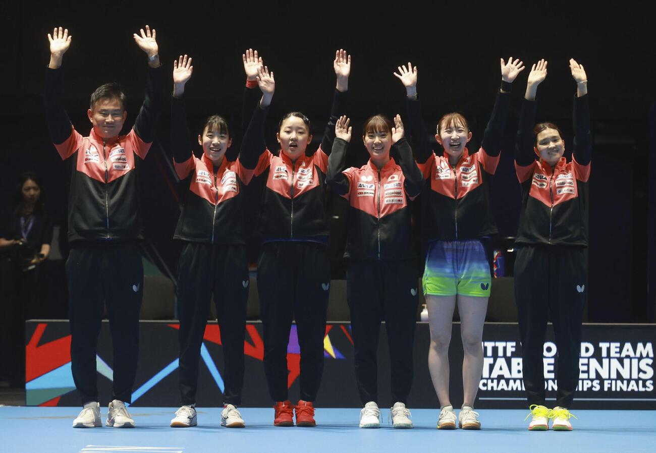 女子準々決勝でウクライナに勝利し喜ぶ日本チーム（共同）