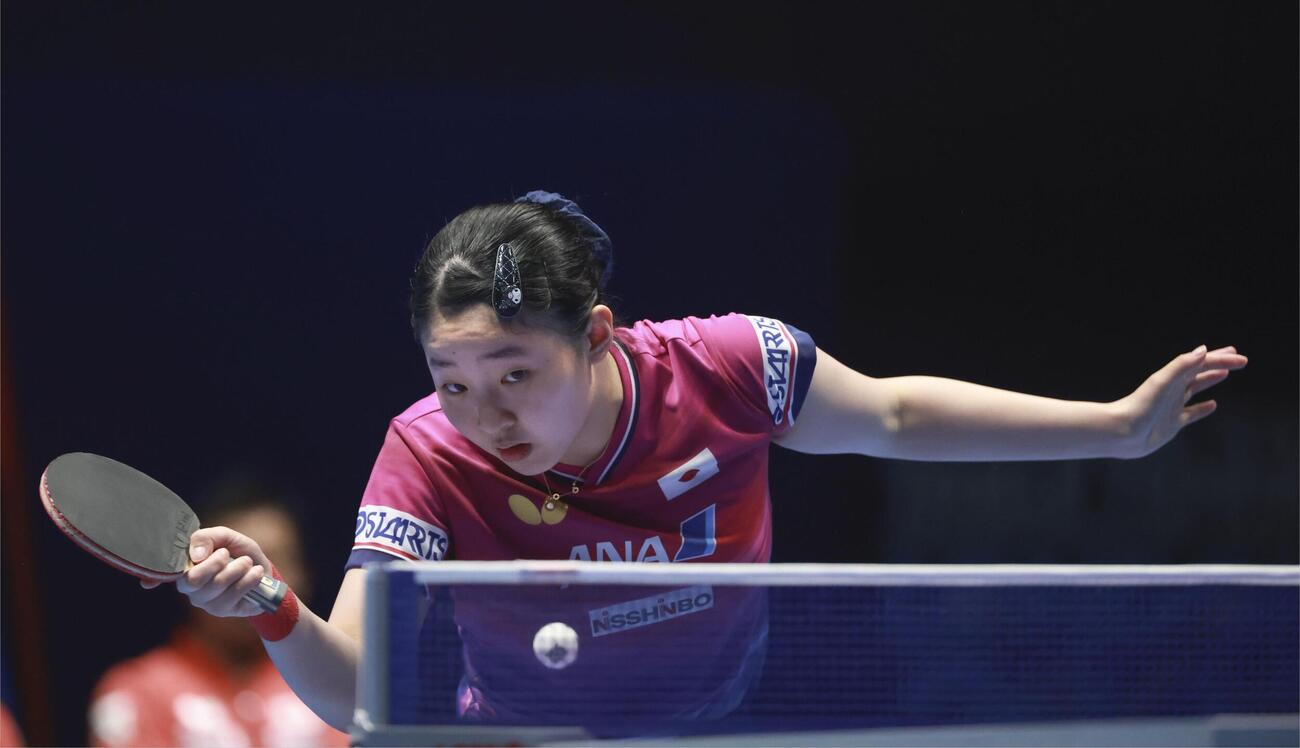 女子準決勝のドイツ戦でプレーする張本美和＝ロンドン（共同）