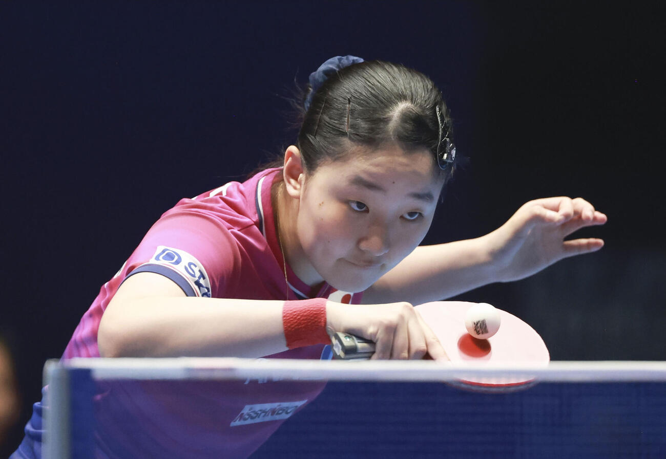 女子準決勝のドイツ戦でプレーする張本美和＝ロンドン（共同）