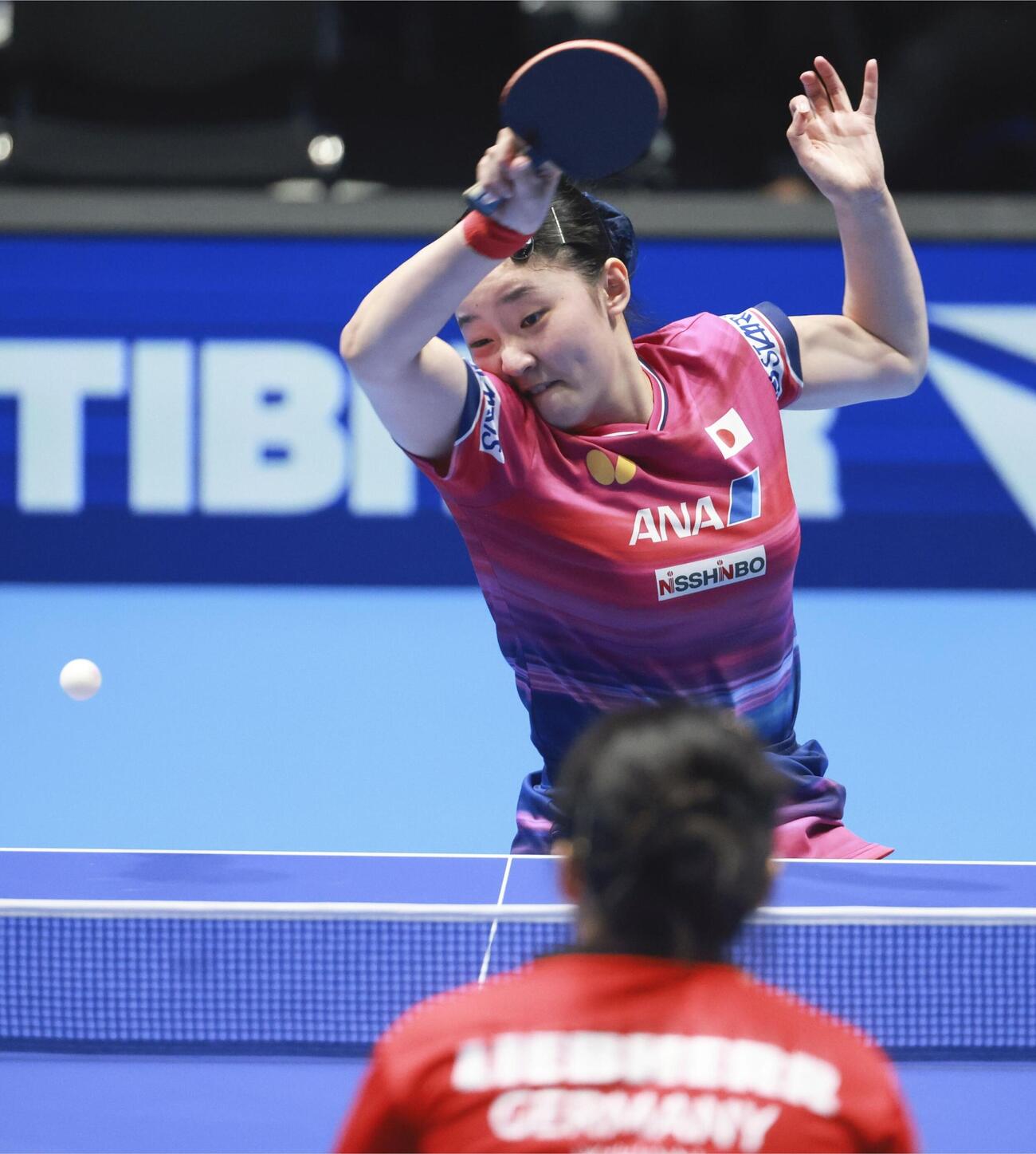 女子準決勝のドイツ戦でプレーする張本美和（共同）