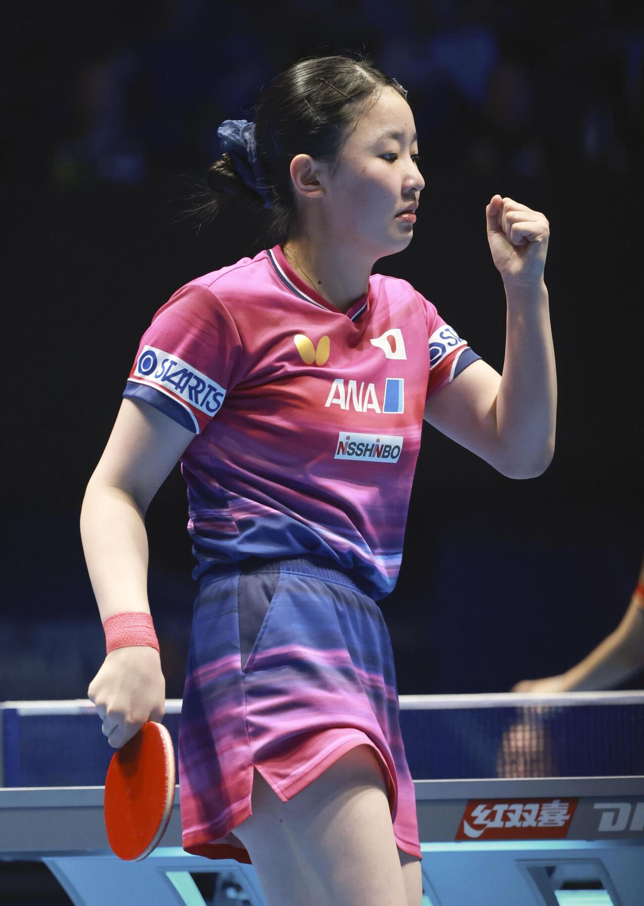 女子準決勝のドイツ戦でガッツポーズする張本美和＝ロンドン（共同）
