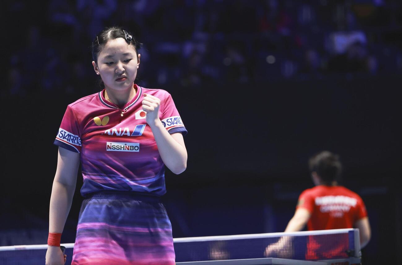 女子準決勝のドイツ戦でガッツポーズする張本美和＝ロンドン（共同）