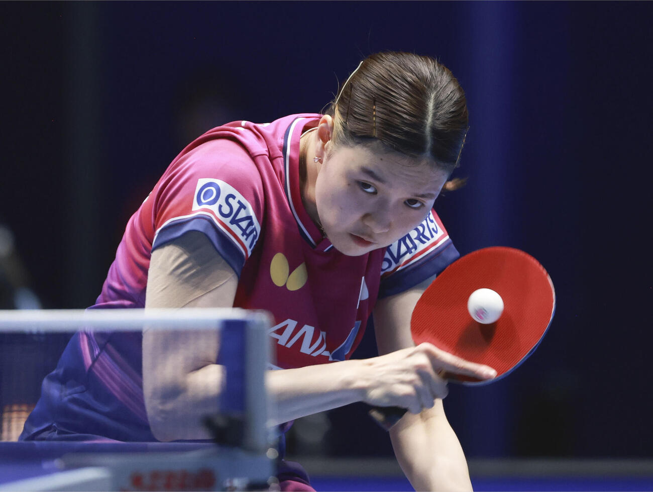 女子準決勝のドイツ戦でプレーする橋本帆乃香＝ロンドン（共同）