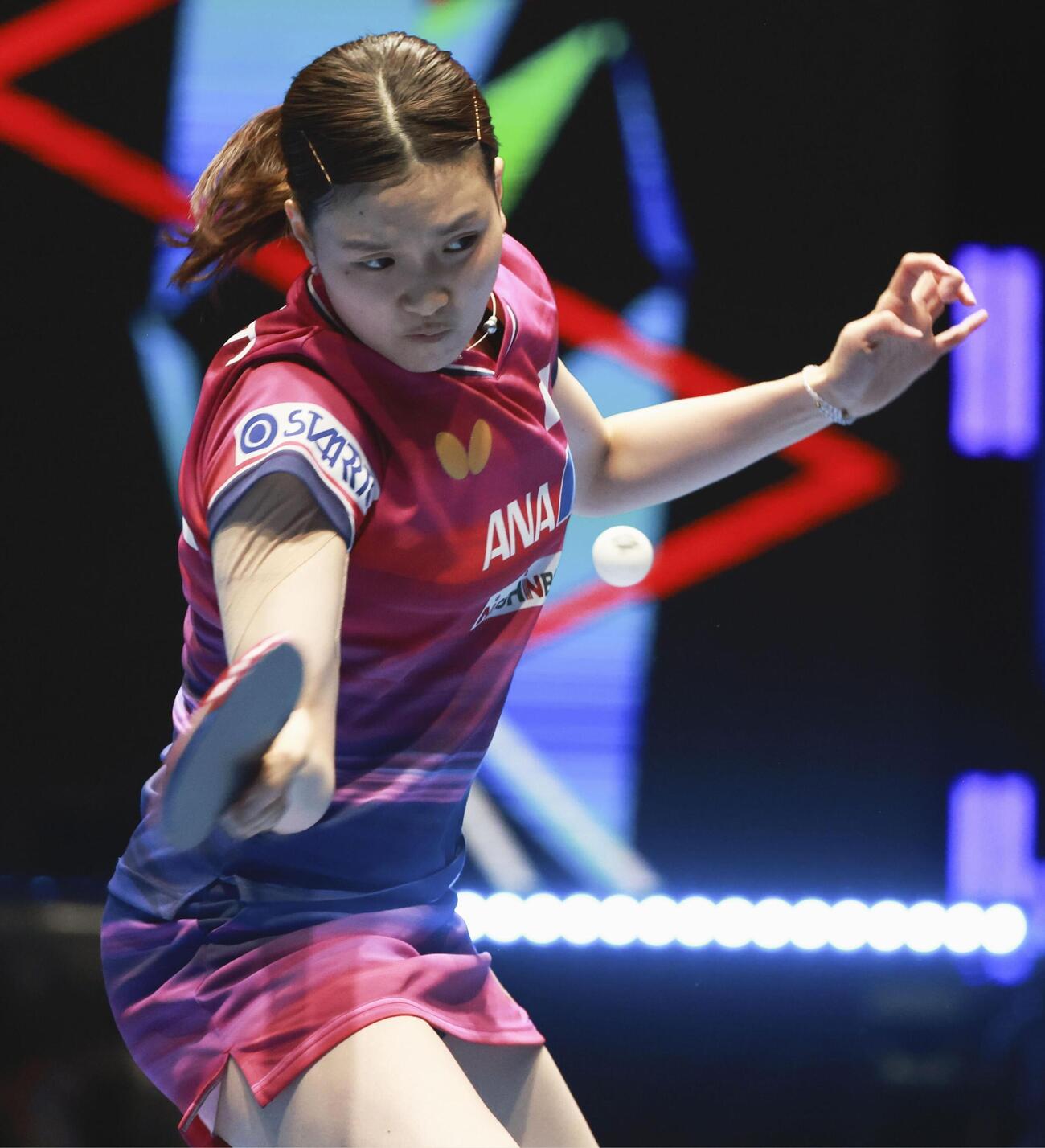 女子準決勝のドイツ戦でプレーする橋本帆乃香＝ロンドン（共同）