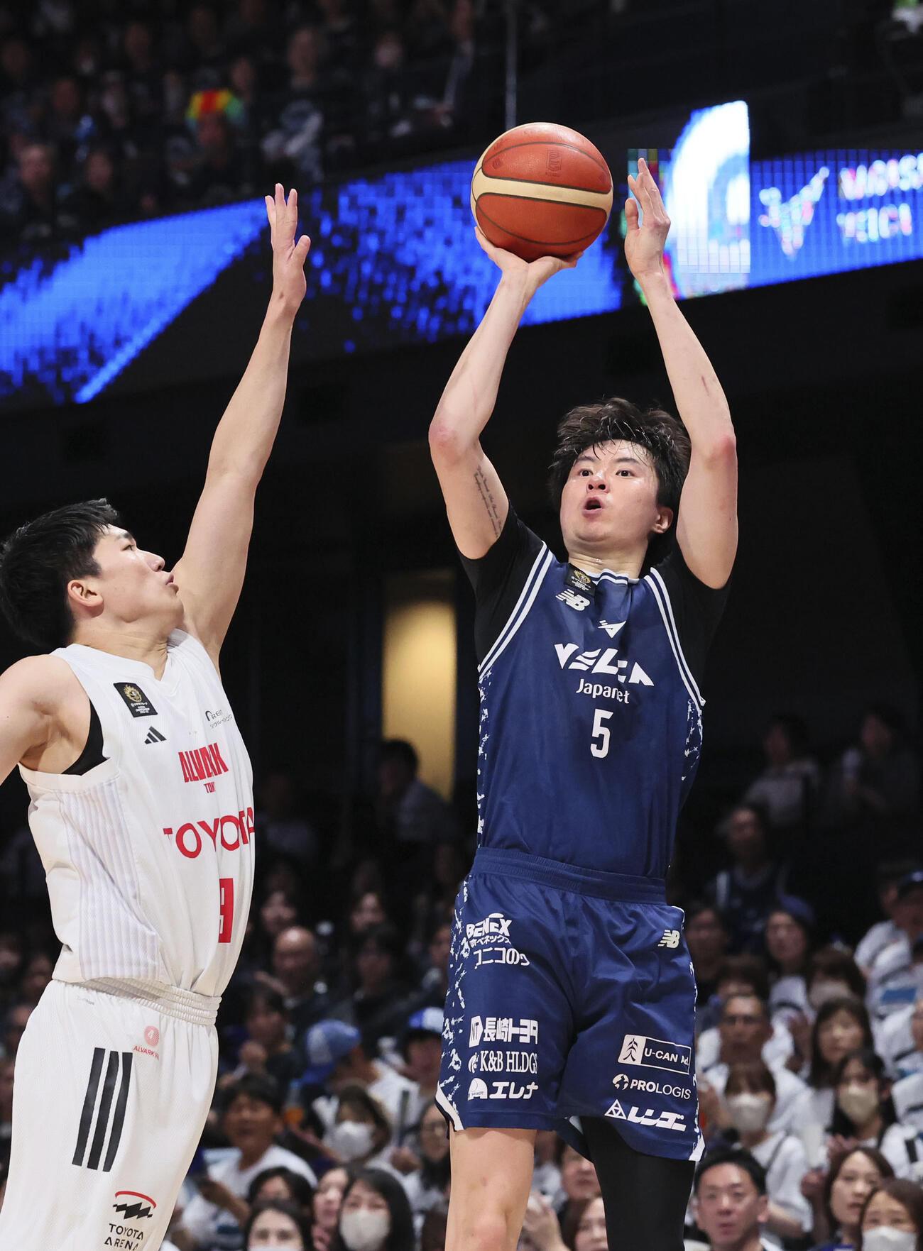 A東京戦でシュートを放つ長崎のイ・ヒョンジュン（右）（C）B．LEAGUE（共同）