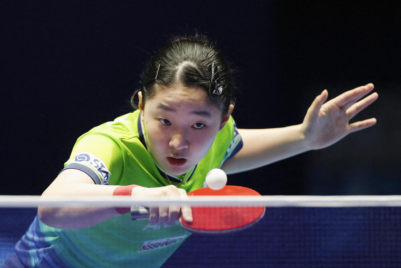 女子準々決勝のウクライナ戦でプレーする張本美和（ロイター）