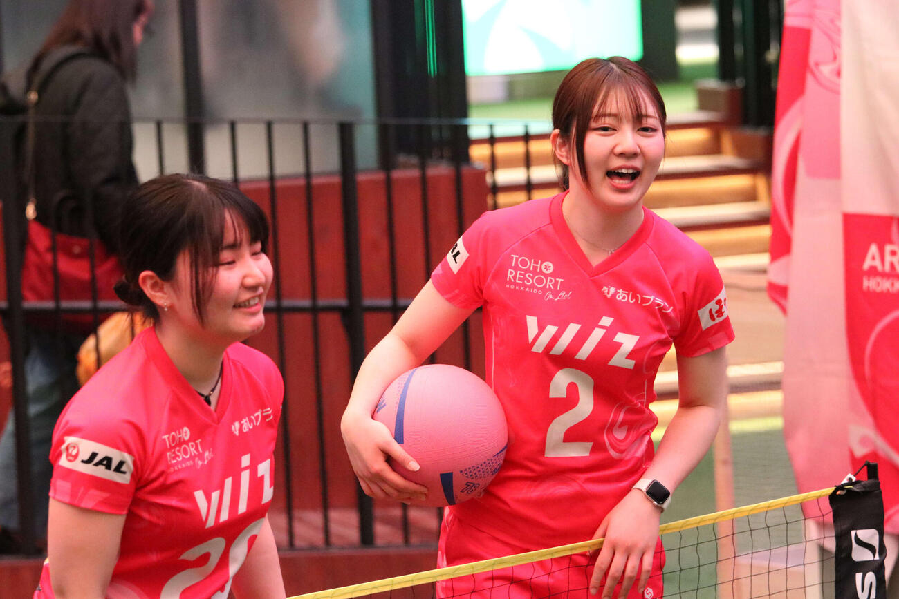 3月、札幌市内でイベントに参加したバレーボールVリーグ女子・アルテミス北海道の杉浦由（右）と古林