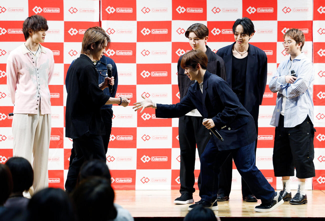 コラントッテ×フィギュアスケーターズ特別トークイベントでじゃんけんをする宇野昌磨（左手前）と鍵山優真（右手前）（撮影・山本朝陽）
