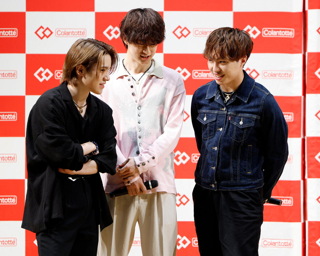 コラントッテ×フィギュアスケーターズ特別トークイベントを楽しむ登壇者、左から宇野昌磨、山本草太、三浦佳生（撮影・山本朝陽）