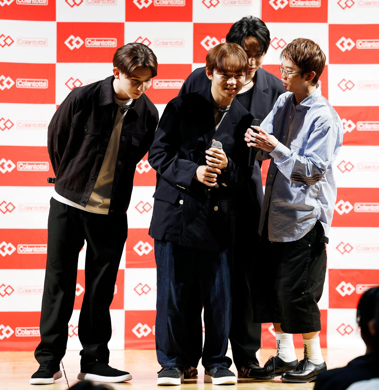 コラントッテ×フィギュアスケーターズ特別トークイベント　イベントで楽しむ登壇者、左から中田璃士、鍵山優真、島田高志郎、友野一希（撮影・山本朝陽）