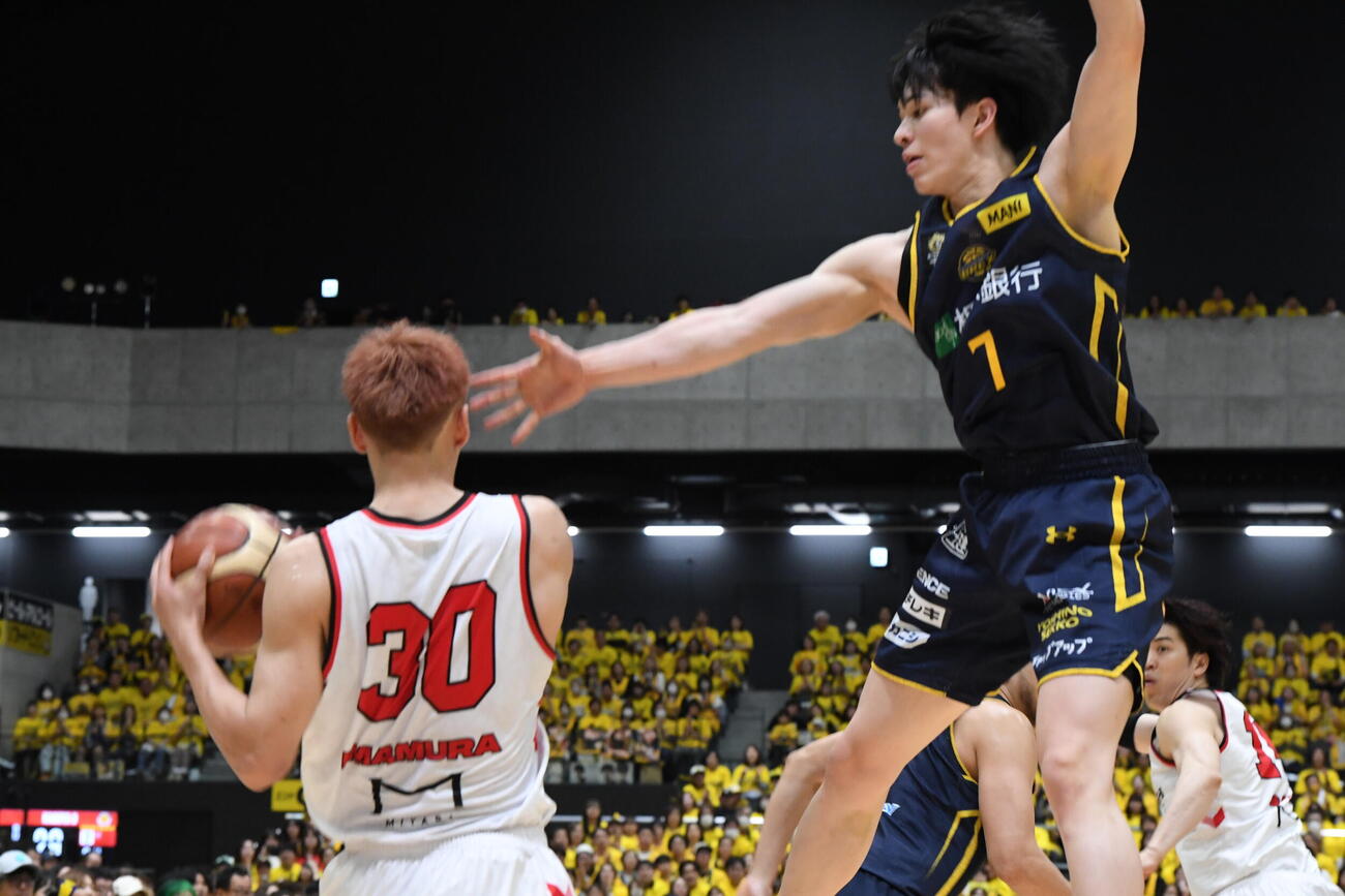 宇都宮対名古屋D　右手を伸ばして必死にディフェンスする宇都宮の小川敦也