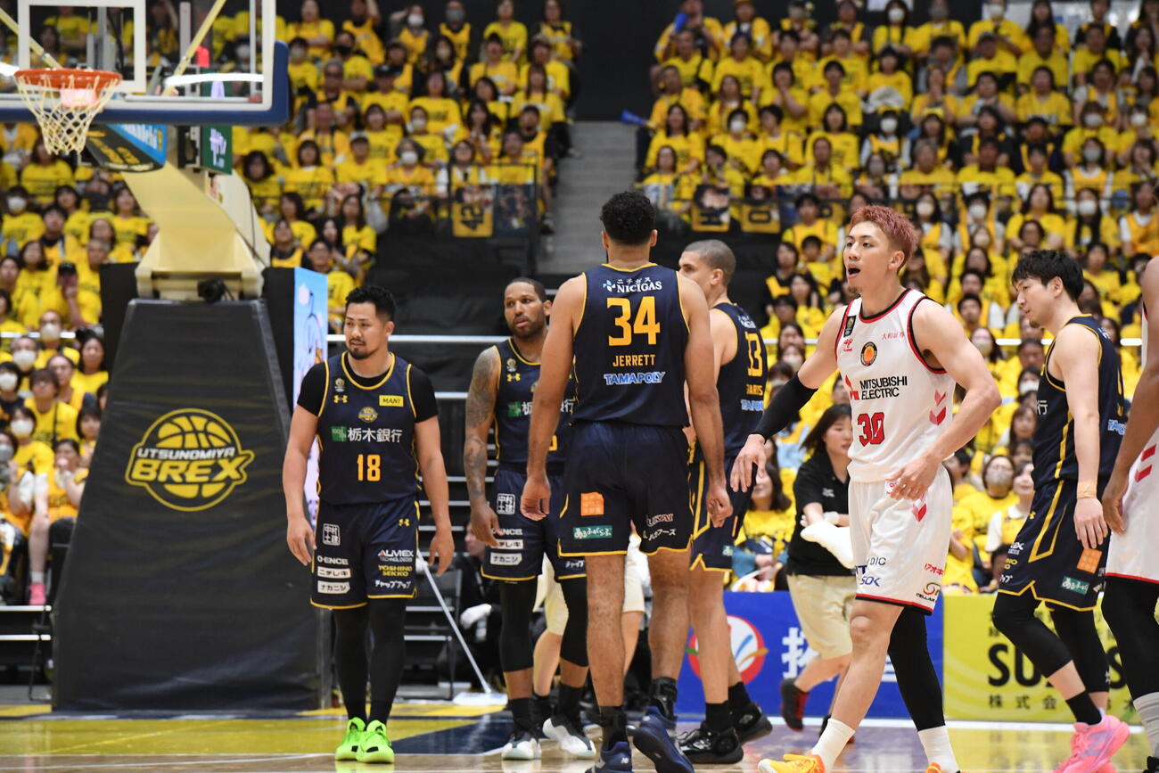 宇都宮対名古屋D 3点シュートを決めてほえる名古屋Dの今村佳太（右）と肩を落とす宇都宮の選手たち