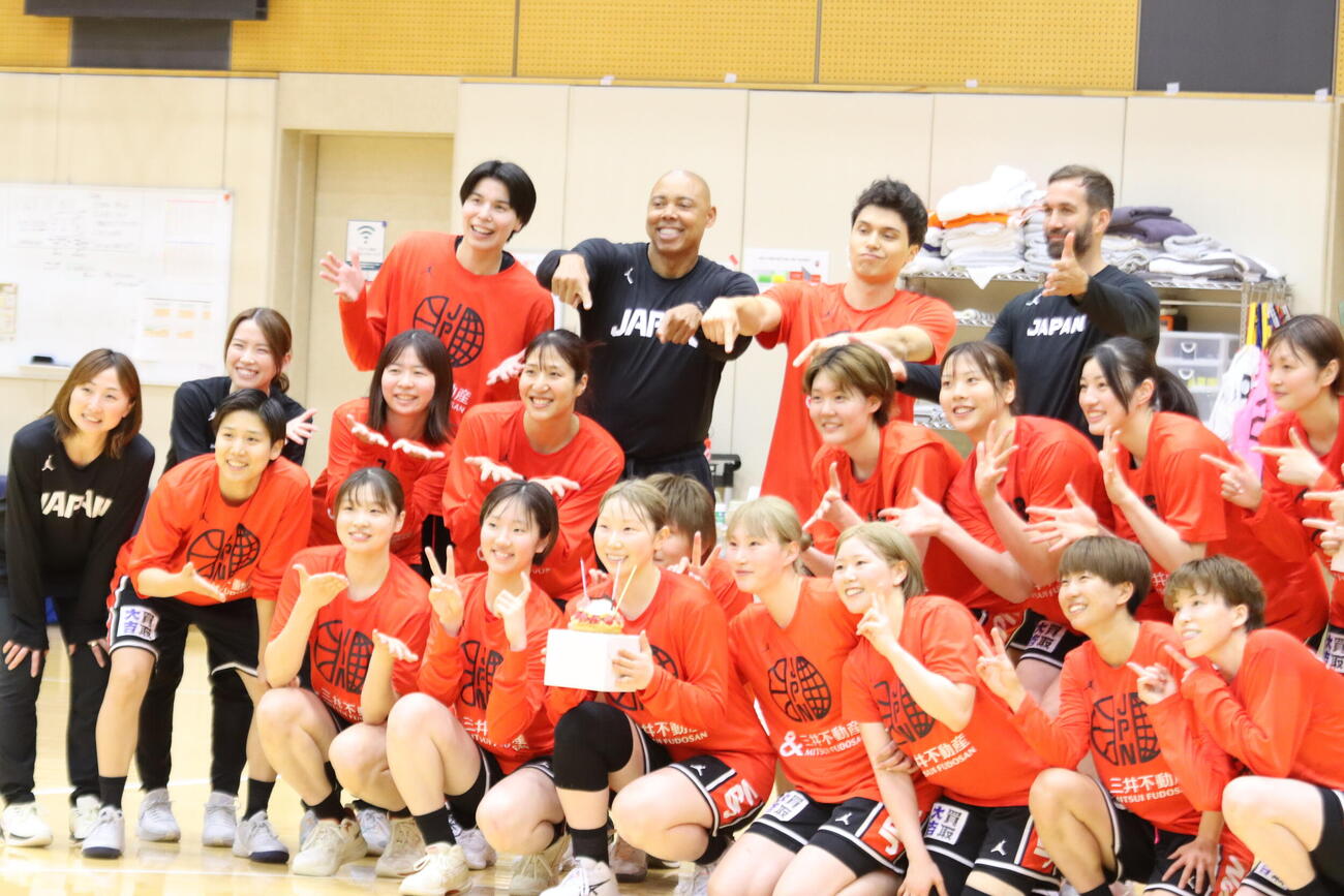 バスケットボール女子日本代表合宿に参加する渡嘉敷来夢（後列左端）（撮影・保坂果那）