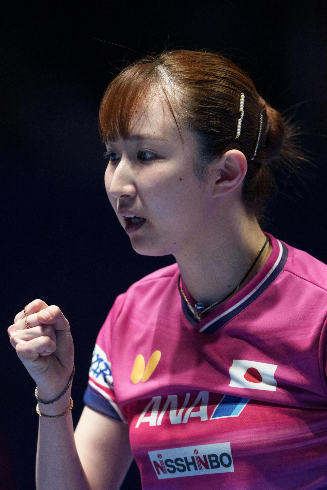 女子準決勝のドイツ戦でガッツポーズする早田ひな（AP）