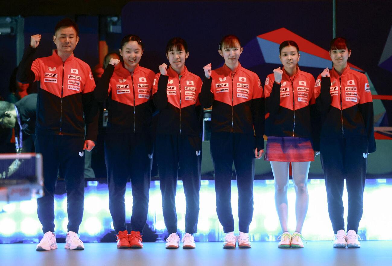 女子準決勝でドイツに勝利し、ガッツポーズする日本チーム＝ロンドン（共同）