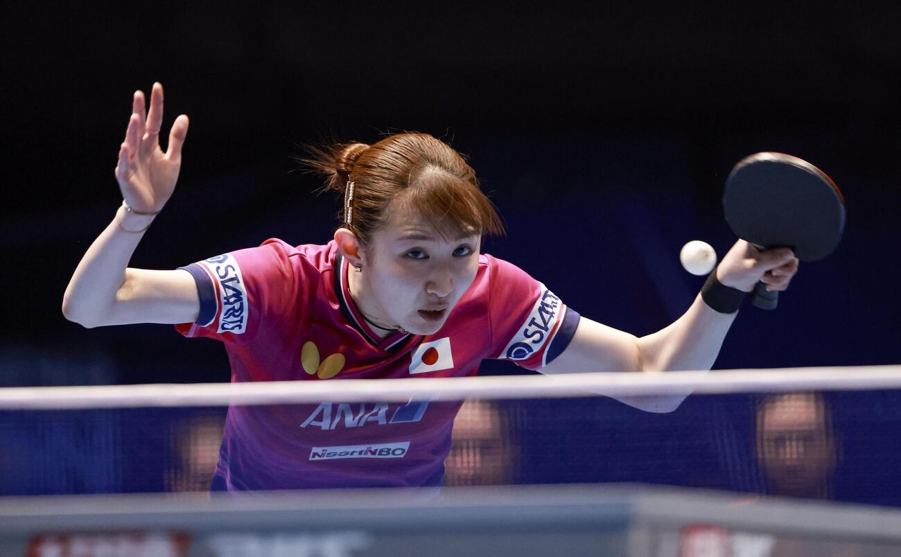 女子準決勝のドイツ戦でプレーする早田ひな（共同）