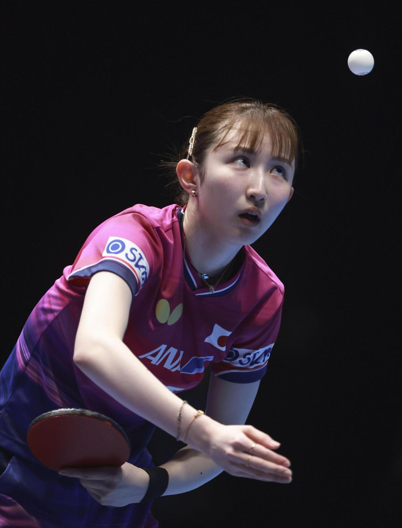 女子準決勝のドイツ戦でプレーする早田ひな（共同）