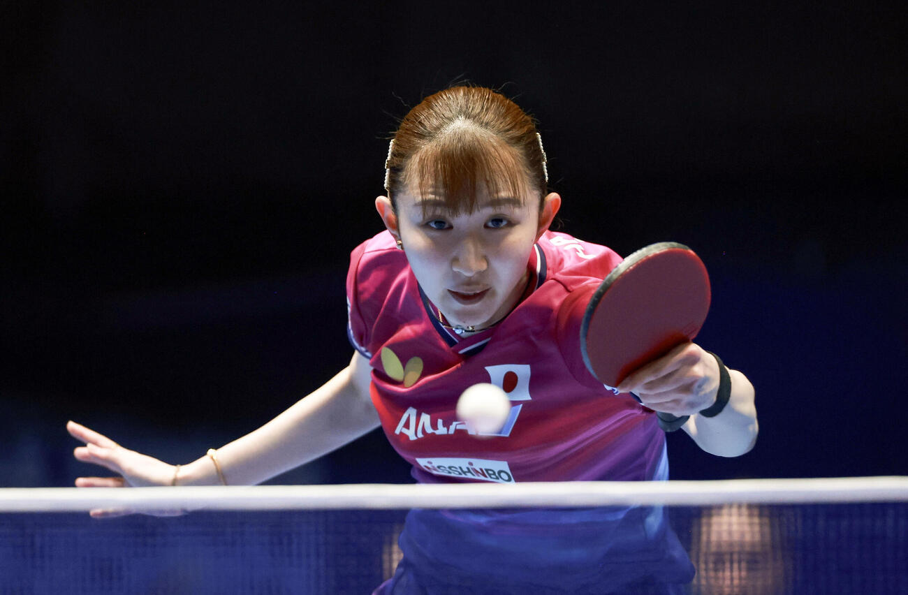女子準決勝のドイツ戦でプレーする早田ひな（共同）