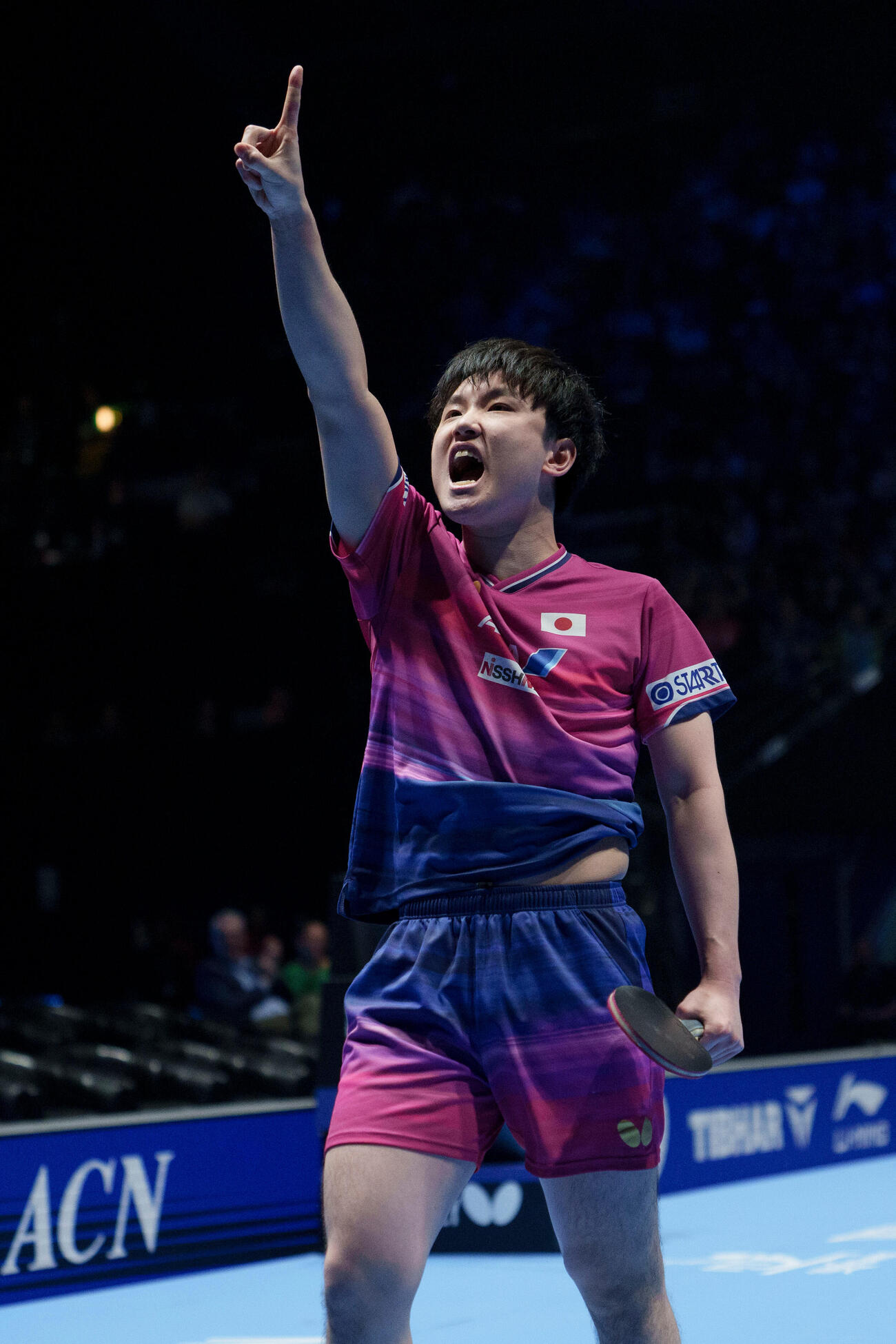 台湾戦で勝利し、ポーズを取る日本の張本智和（AP）