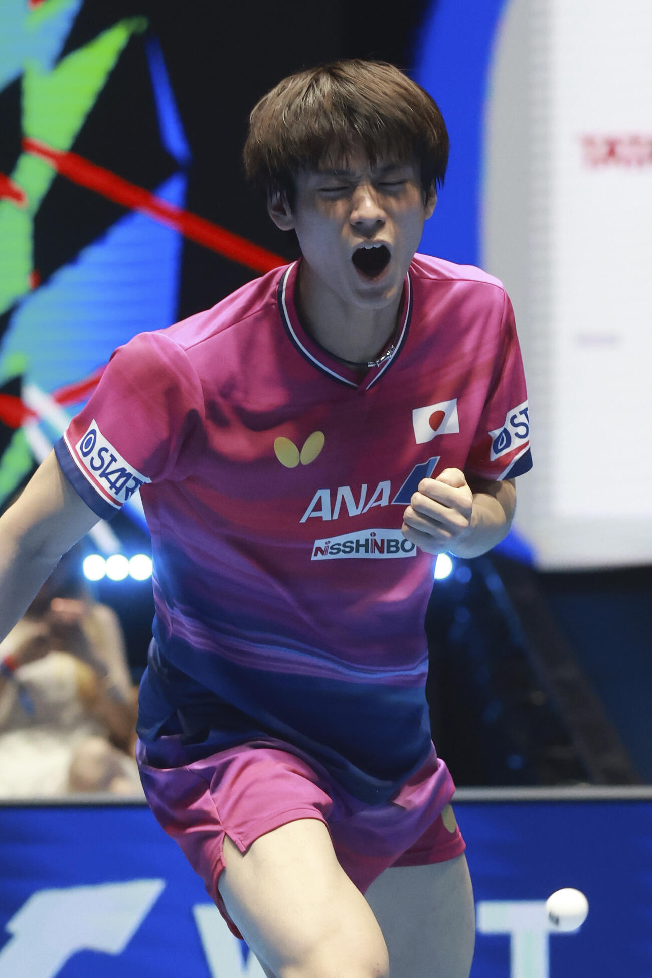 男子準決勝の台湾戦でガッツポーズする戸上隼輔＝ロンドン（共同）