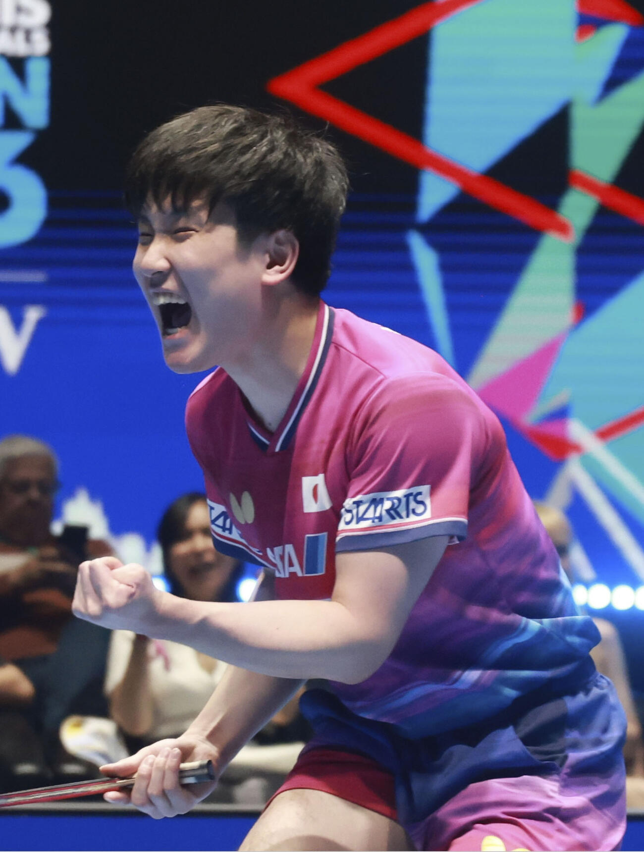 男子準決勝の台湾戦でガッツポーズする張本智和＝ロンドン（共同）