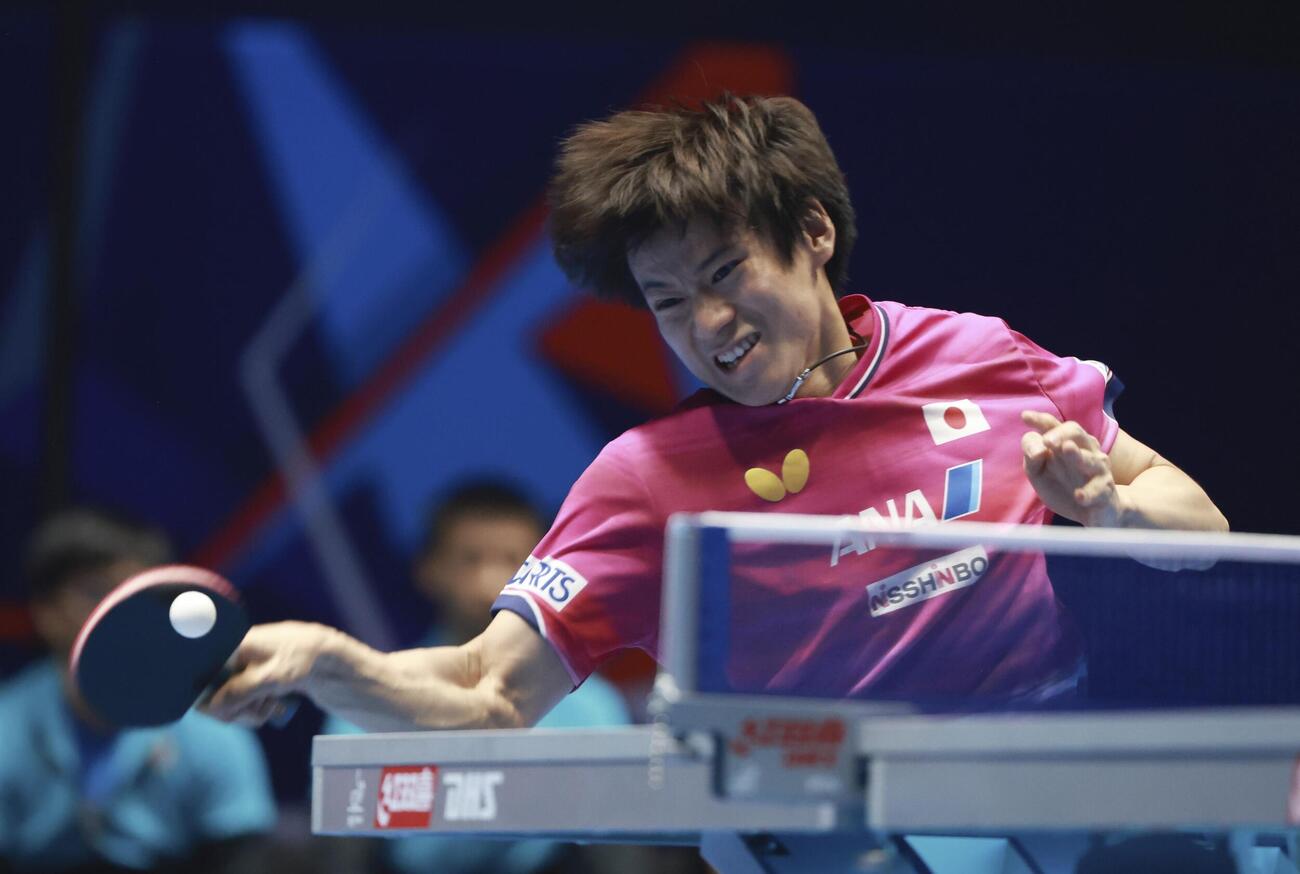 男子準決勝の台湾戦でプレーする戸上隼輔＝ロンドン（共同）