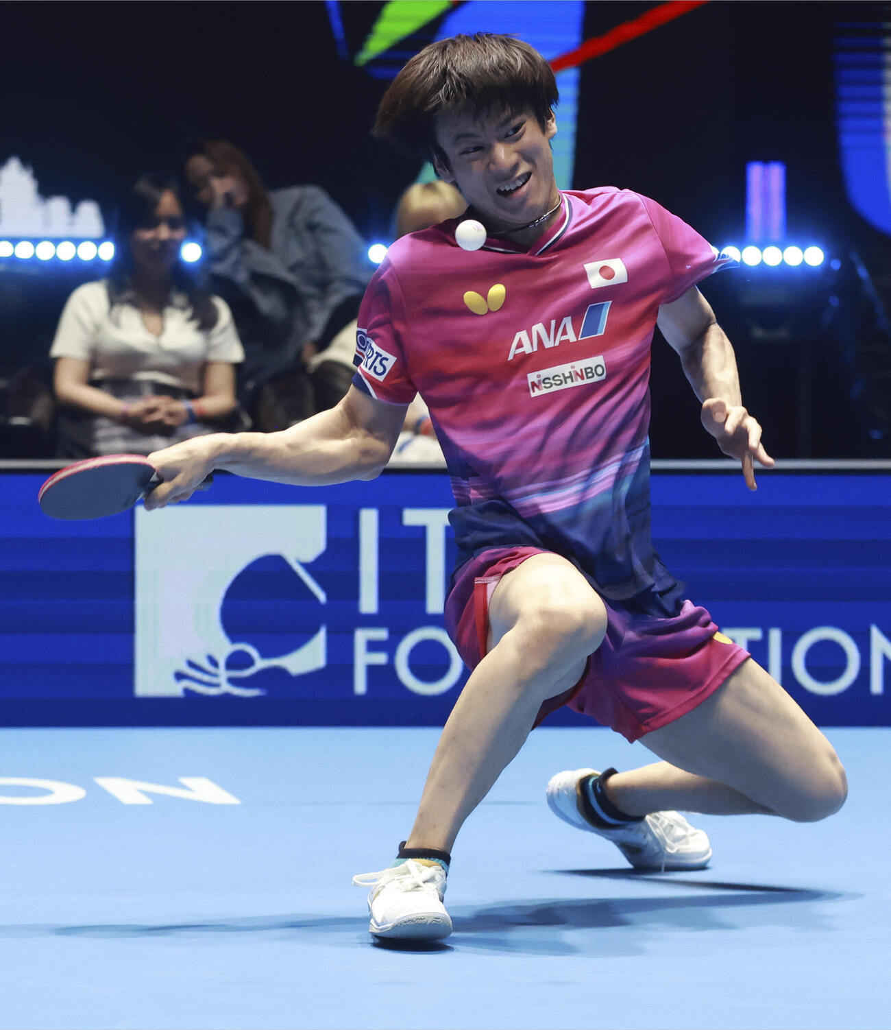 男子準決勝の台湾戦でプレーする戸上隼輔＝ロンドン（共同）