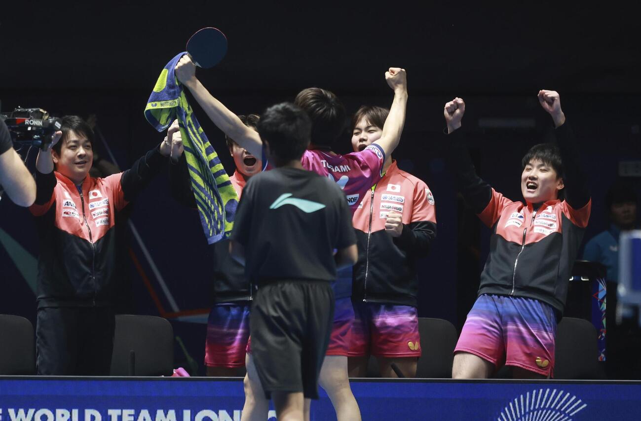 台湾に勝利し決勝進出を決め、喜ぶ男子日本チーム＝ロンドン（共同）