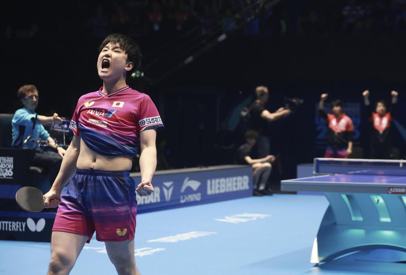 男子準決勝の台湾戦の第1試合で勝利し喜ぶ張本智和＝ロンドン（共同）