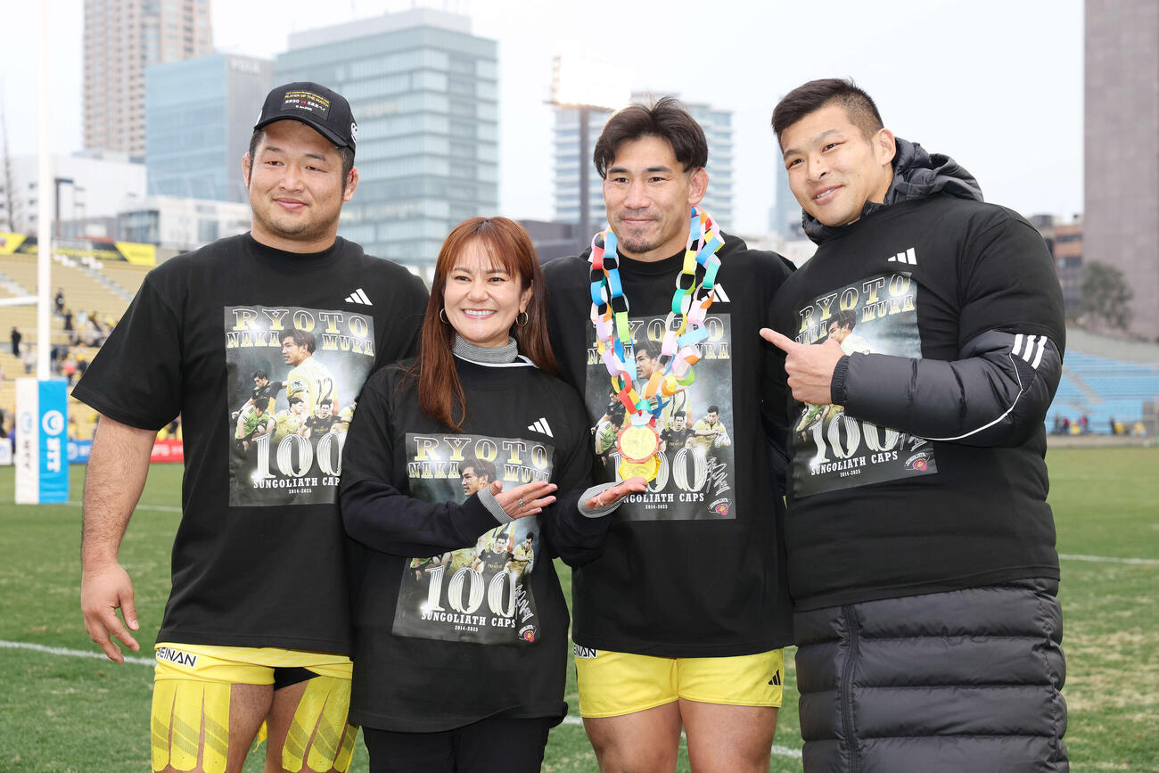 東京SG対東京ベイ　100キャップを達成した東京SG中村（中央右）は笑顔で記念撮影。左から垣永、宮里、1人おいて江見（2025年1月撮影）