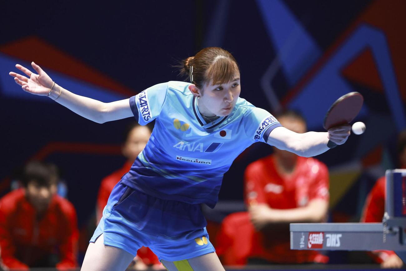 女子決勝の中国戦、第2試合でプレーする早田ひな＝ロンドン（共同）